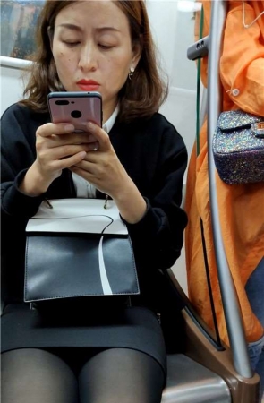 黑色紧身裙女子近拍 [615 MB/mp4]