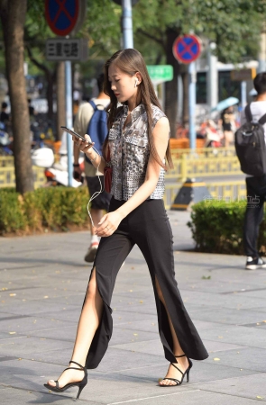 气质的开叉长裤姐姐