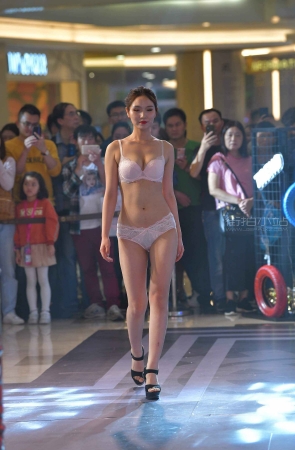 高挑又苗条的她