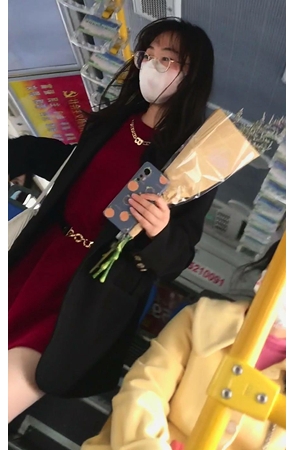 拿着玫瑰花的小姐姐