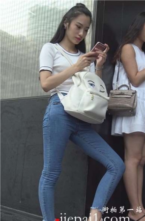 4k-街拍紧身蓝色牛仔裤小清新可人小美女 [2.42 GB]