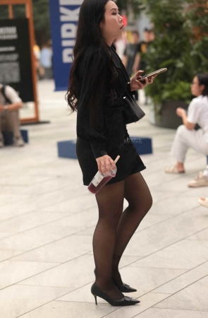 街拍黑丝高跟