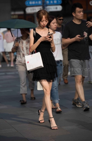街拍黑色短裙，苗条骨感的小姐姐