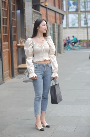 甜美牛仔裤美眉