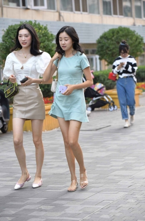 街拍美腿高跟姐妹