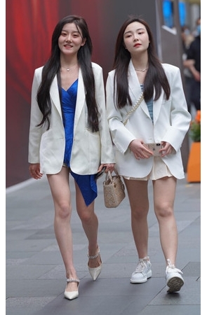 两个漂亮的裸腿妹子【套图+视频】