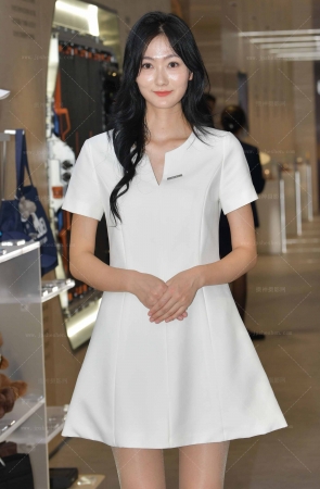 2494-23=53√知性优雅，丝袜美腿销售员 14P