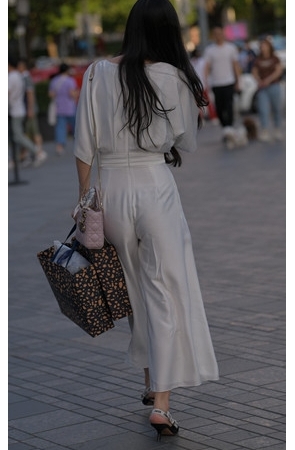 漂亮的白色休闲装美女(27P)[608M/JPG]