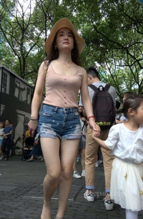 4K – 火辣身材时尚美女辣妈 [1.64 GB/MP4]