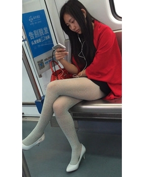 个性丝袜高跟红衣美女，有种天生丽质的美。