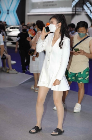 【街拍心灵】车展主持人街拍高跟累了休息时穿拖鞋肉 丝热乎乎哇噻