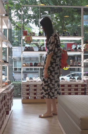 美脚少妇花长裙长腿