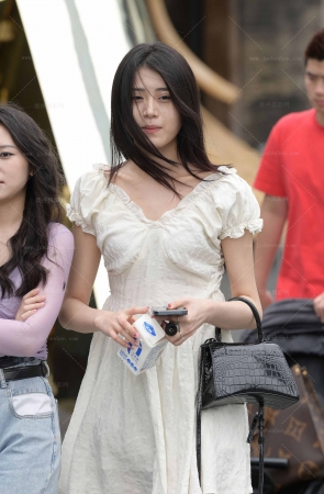 看一眼就觉得很清纯240227-10-71 15P