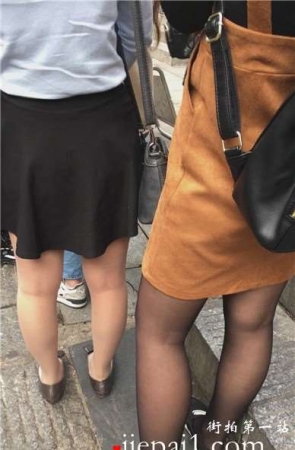 排队偶遇极品黑丝，送上门的美腿不拍白不拍。