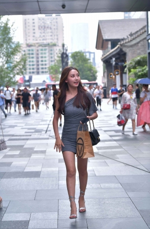 逛街购物的灰色短裙凉高妹纸