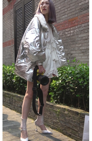 瘦瘦的时尚小姐姐