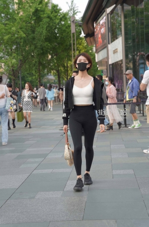 抓拍短发紧身裤美眉