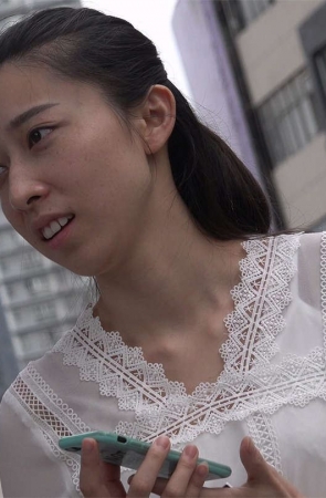 逛街出来准备回家的素颜美女