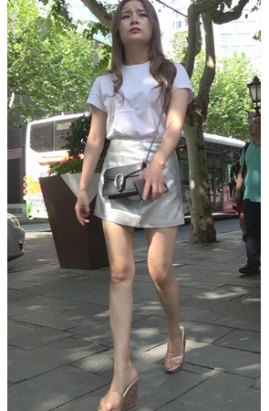 银色皮裙裸腿小姐姐