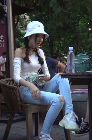 破洞紧身蓝牛白帽麻花辫小姐姐颜值超高