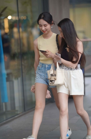 美腿热裤闺蜜俩