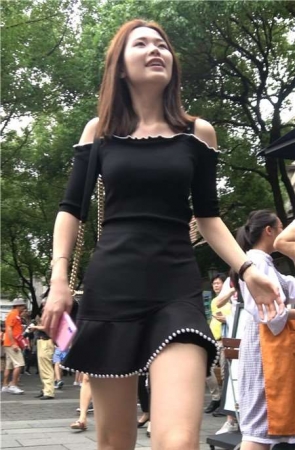 4K – 黑色连衣裙街拍甜美可人大美女 [914 MB]