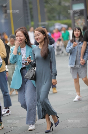 娇小玲珑的小姐姐 女人味十足