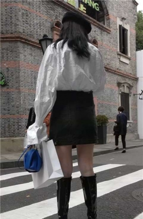 4K – 打扮时尚美女姐妹街头摆拍 [884 MB/MP4]