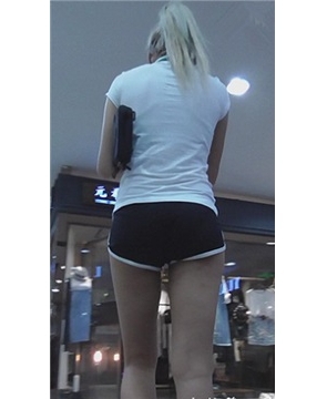 马尾辫运动热裤美女 [650 MB]