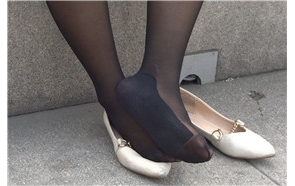 街拍长黑丝妹子 [228 MB/MP4]