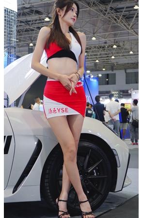 红色包臀裙美女