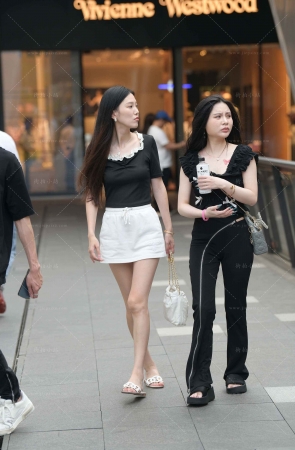 街拍白短裙小姐姐