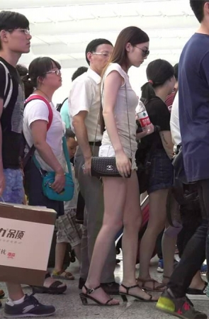 当女神一头歪倒在长椅上，那我就放肆靠近一把了