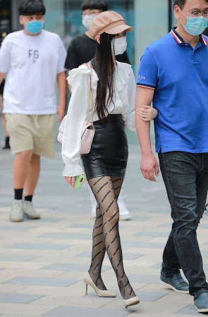 四九城嘎子街拍作品 – 黑丝皮裙女友