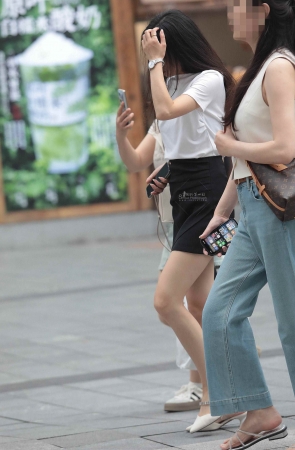 高跟街拍少妇