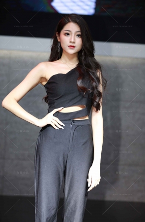 魅力美女车模叶子大人