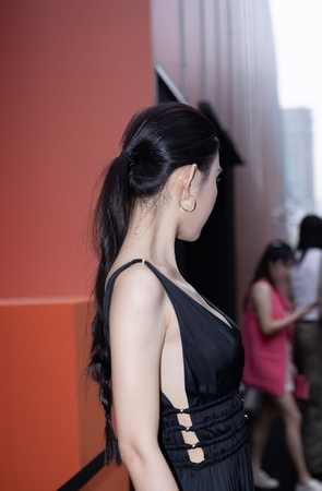 时装周-网红车模小露娜性感深V美胸