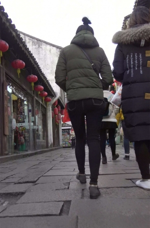 羽绒服超级紧身裤街拍美女