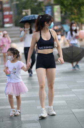 偶遇运动紧身装美女辣妈