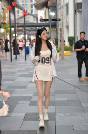 街拍苗条细长腿R丝小姐姐