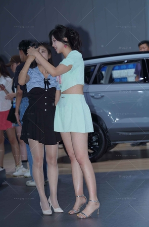 美腿车模小姐姐