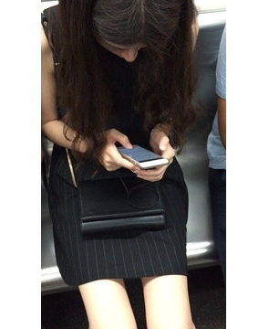 地铁上遇见低头玩手机的美腿妹子