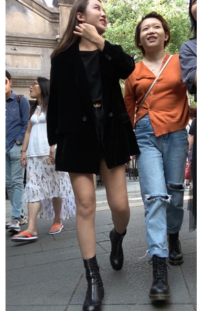 和闺蜜逛街的黑衣小妹