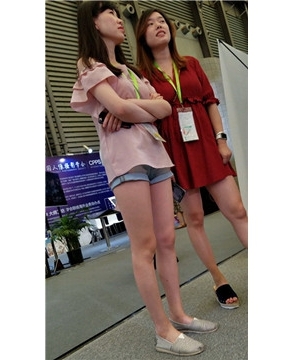 4k超清，超短牛仔热裤修长笔直美腿气质美女！