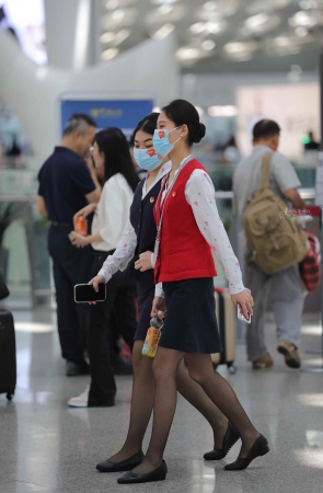 【街拍心灵】街拍黑丝制服美腿地勤小姐姐