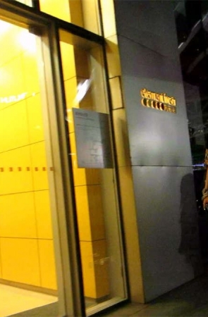 美女粉色齐B包臀短裙