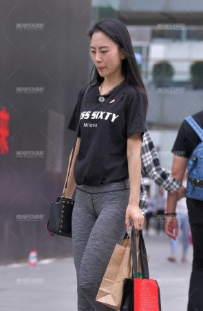 来买咖啡的紧身裤美女