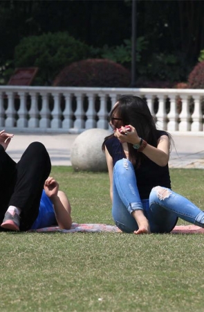 No16 模拍开始前在草地上撒会小野没想到被人街拍了