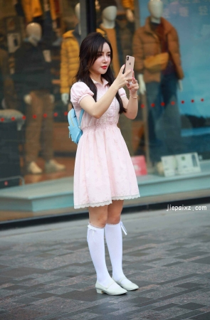 街拍粉色公主裙美眉