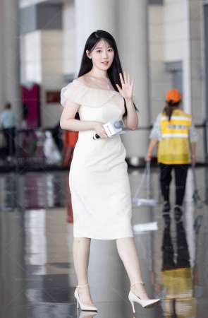 LB623成都车展-女神主持张愚愚，听说以前也是百万网红车模 10P